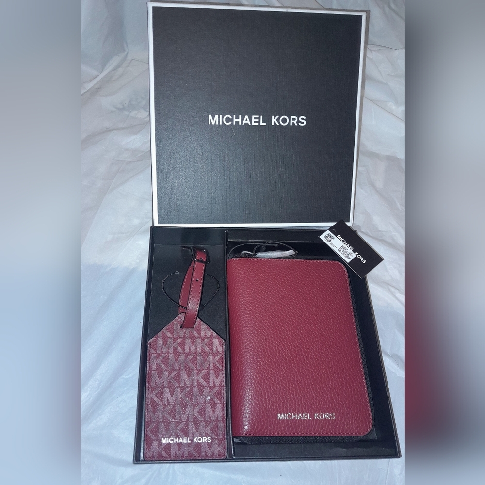 New Michael Kors Zip Passport Wallet & Luggage Tag Box Set In Cherry Color NWT ❣